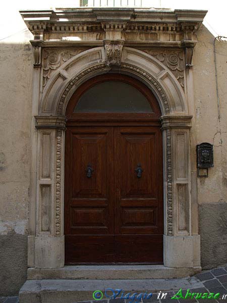17-P5014057+.jpg - 17-P5014057+.jpg - L'elegante portale di un palazzo del centro storico.